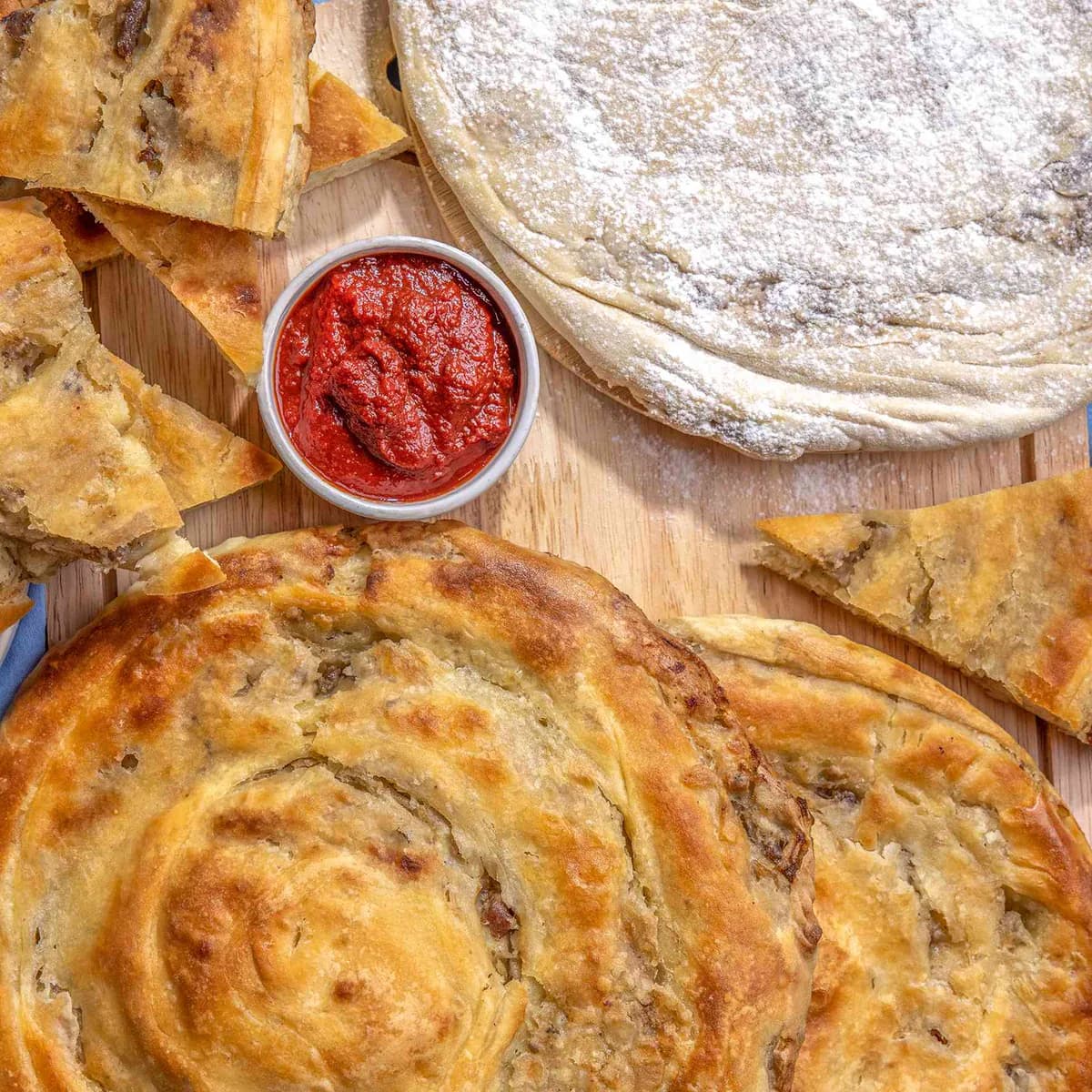 Gatlanan etli çörek üçin hamyr