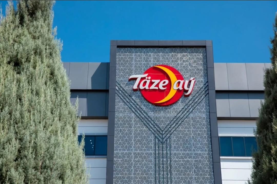 Täze Aý